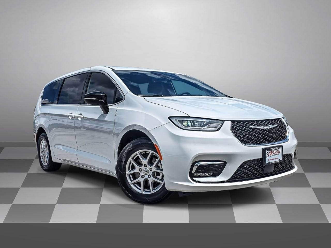 2025 Chrysler Pacifica Select's photo