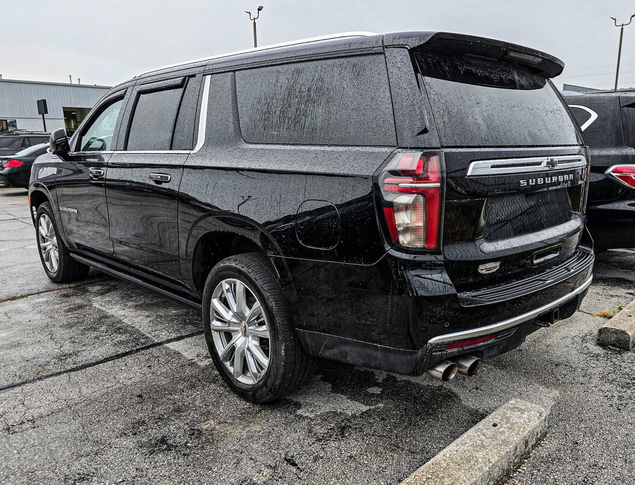 2022 Chevrolet Suburban High Country photo 2