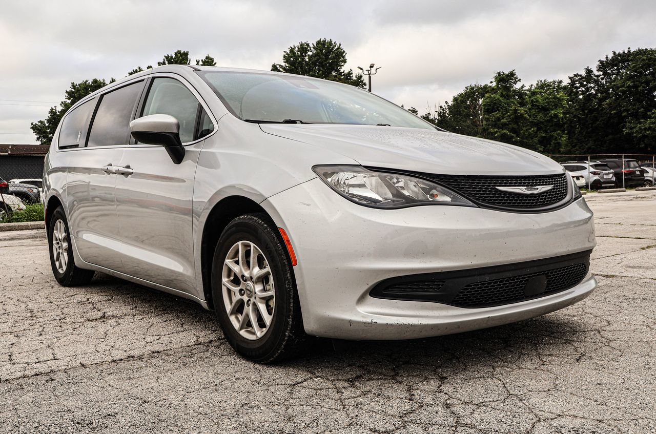 2023 Chrysler Voyager LX's photo