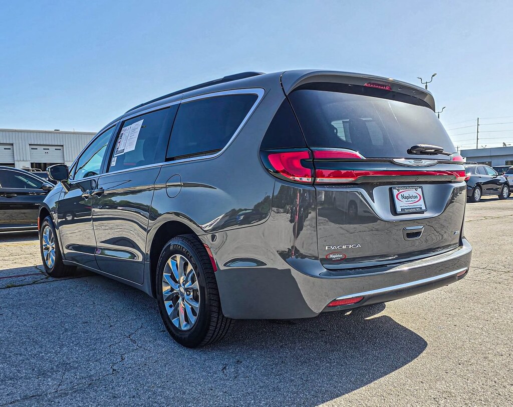 Used 2022 Chrysler Pacifica Touring L AWD Van Passenger Van