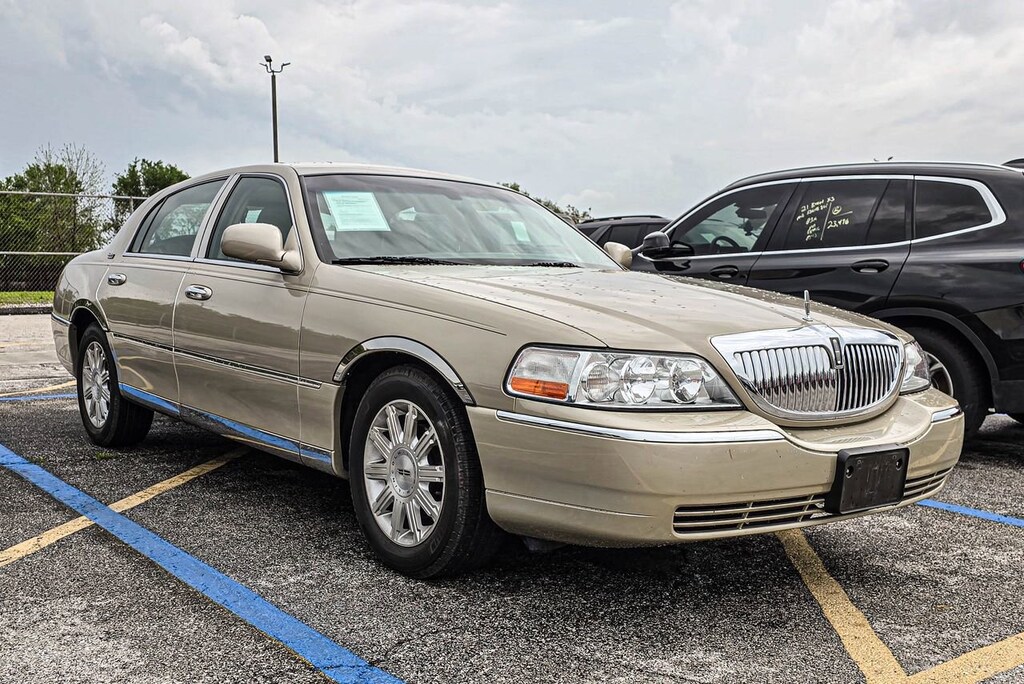 Used 2006 Lincoln Town Car Signature Limited Sedan