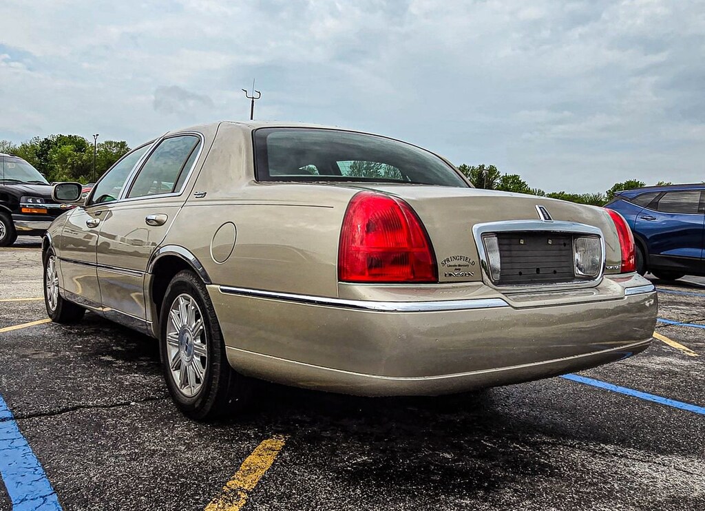 Used 2006 Lincoln Town Car Signature Limited Sedan
