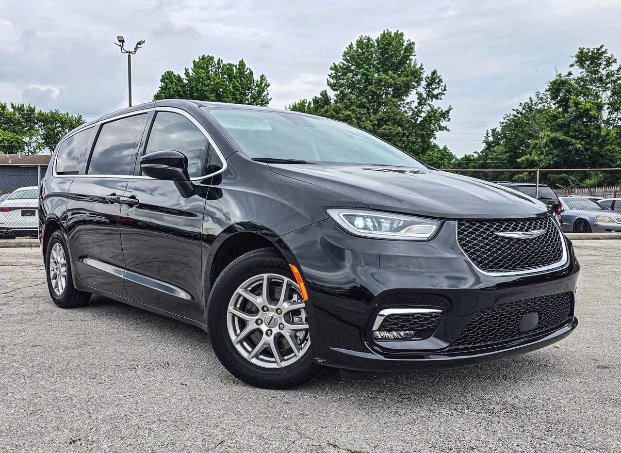 2023 Chrysler Pacifica Touring L's photo