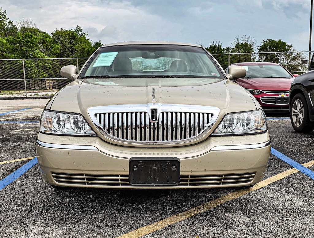 Used 2006 Lincoln Town Car Signature Limited Sedan