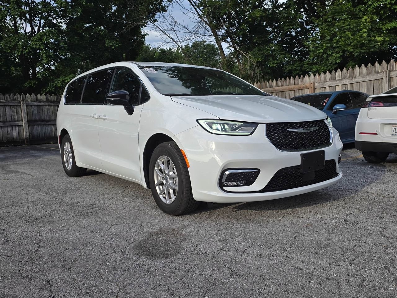 2025 Chrysler Pacifica Select's photo