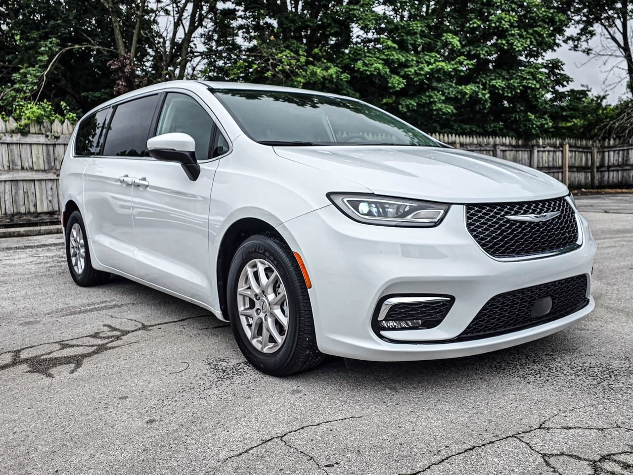 2023 Chrysler Pacifica Touring L's photo