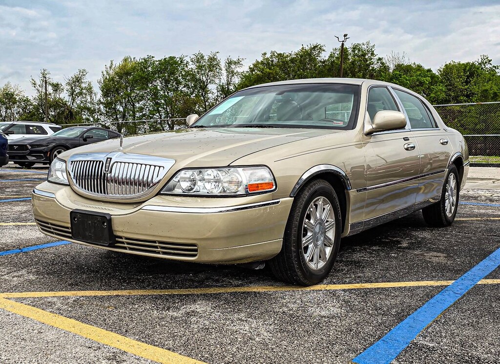 Used 2006 Lincoln Town Car Signature Limited Sedan
