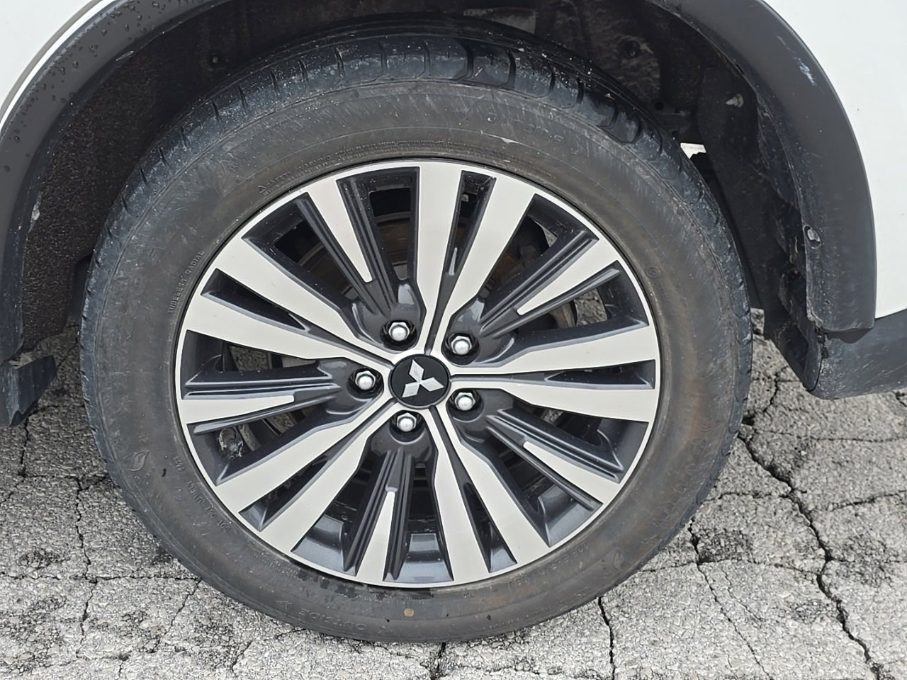 2020 Mitsubishi Outlander ES photo 2