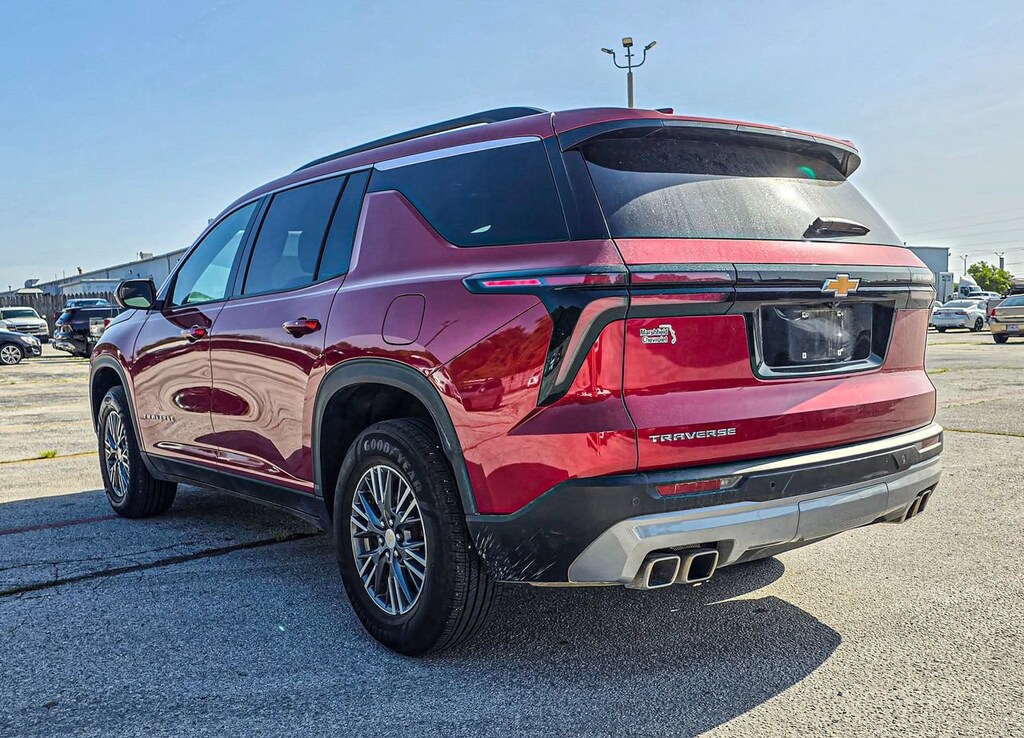 Used 2025 Chevrolet Traverse LT SUV