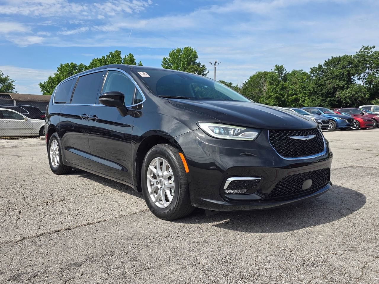 2023 Chrysler Pacifica Touring L's photo