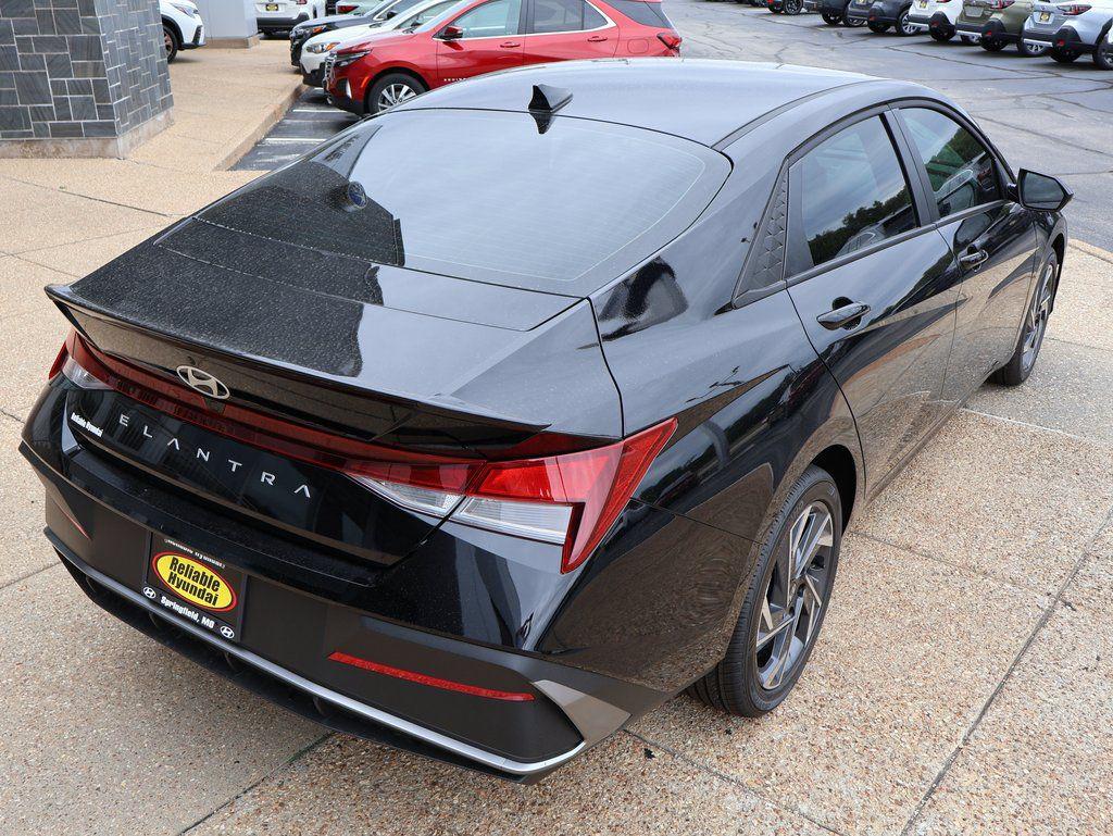 2025 Hyundai Elantra SEL - Photo 6