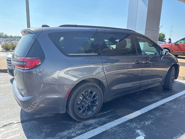 2022 Chrysler Pacifica Touring L Van Passenger Van