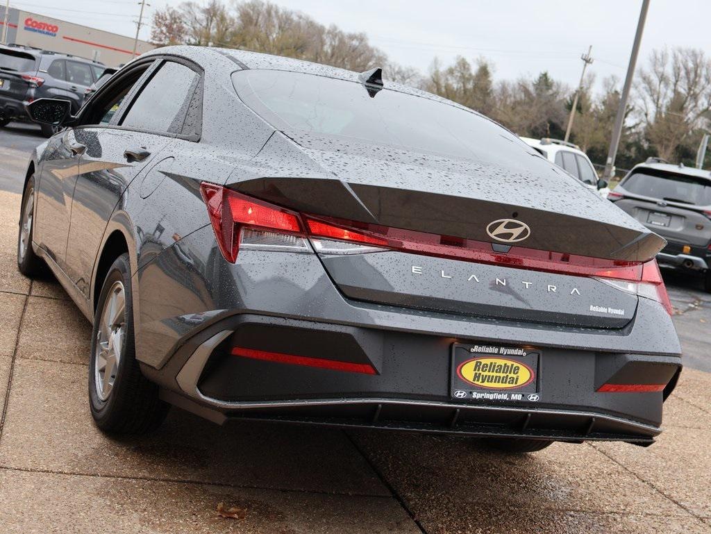 New 2025 Hyundai Elantra SE Sedan
