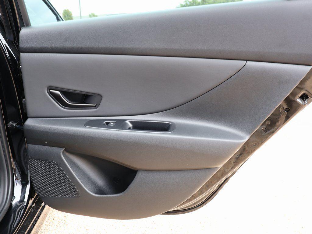 2025 Hyundai Elantra SEL - Photo 12