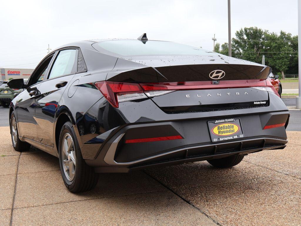 New 2026 Hyundai Elantra SE Sedan