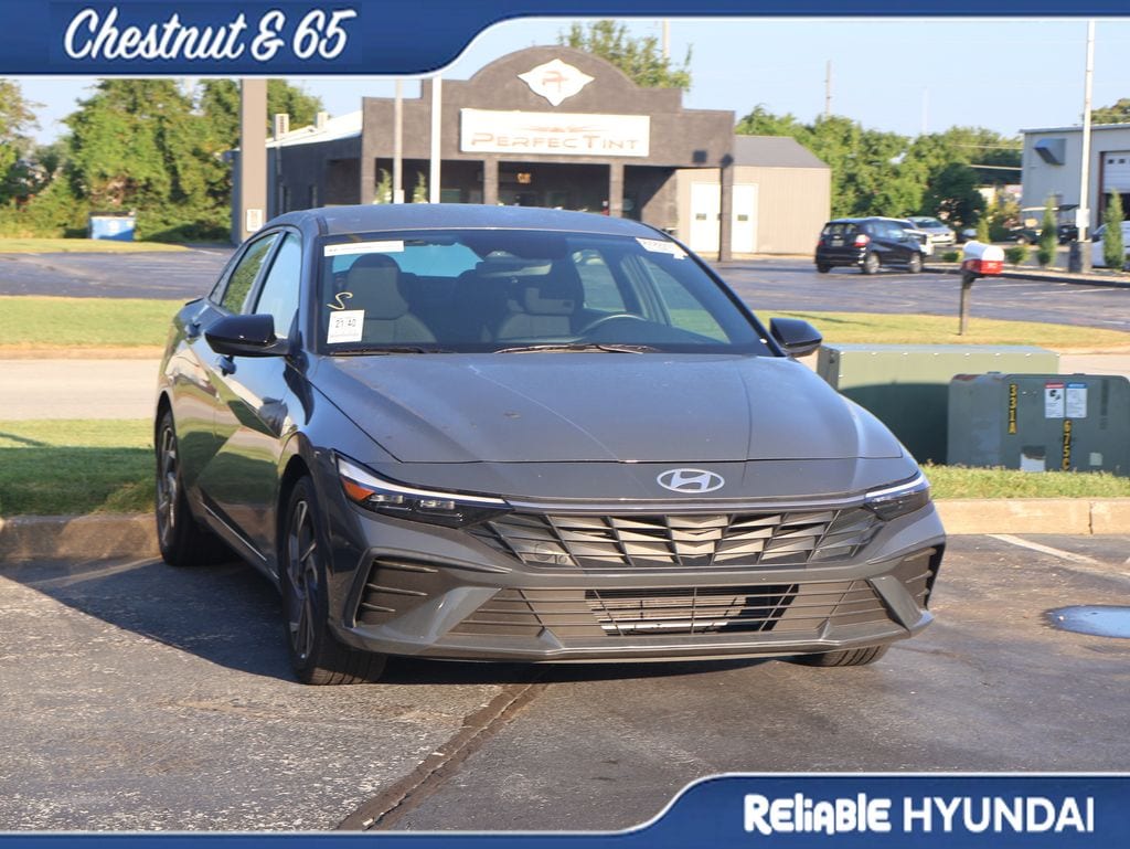 2025 Hyundai Elantra SEL - Photo 2
