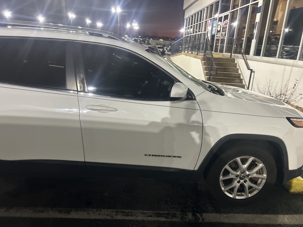 Used 2017 Jeep Cherokee Latitude FWD SUV