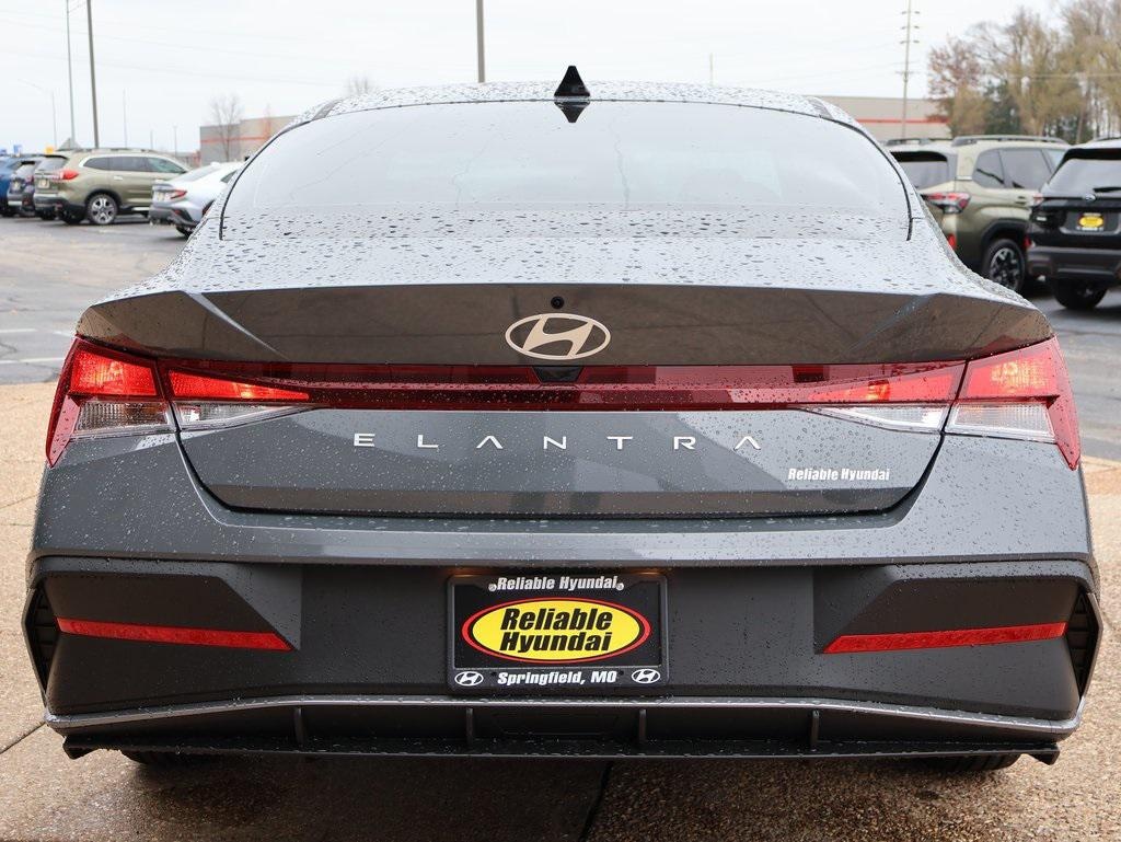 New 2025 Hyundai Elantra SE Sedan