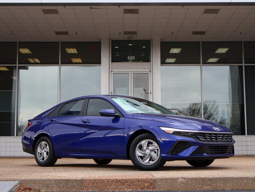 New 2025 Hyundai Elantra SE Sedan