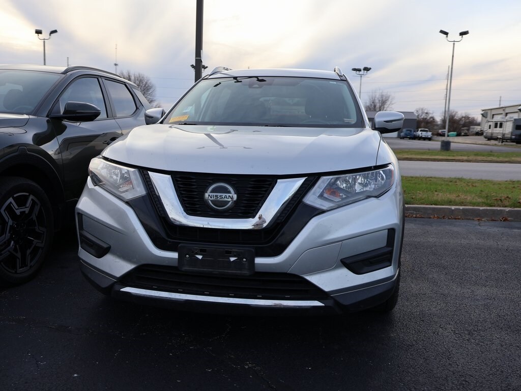 2019 Nissan Rogue SV photo 2