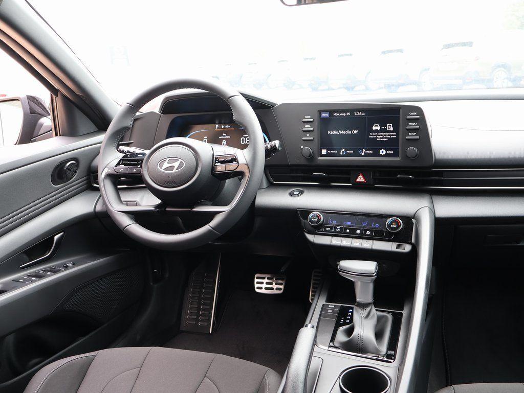 2025 Hyundai Elantra SEL - Photo 14