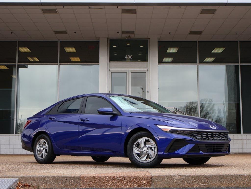 New 2025 Hyundai Elantra SE Sedan