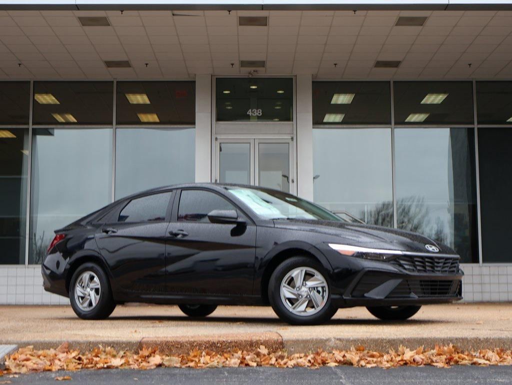 New 2025 Hyundai Elantra SE Sedan