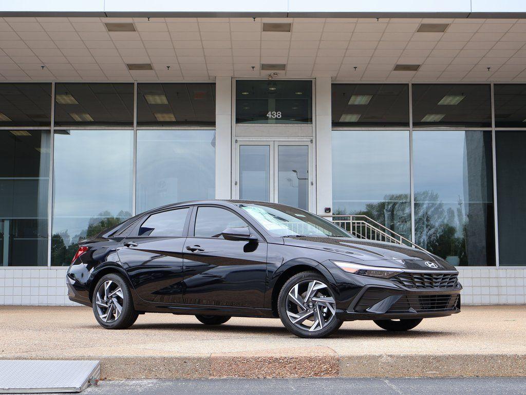 2025 Hyundai Elantra SEL - Photo 2