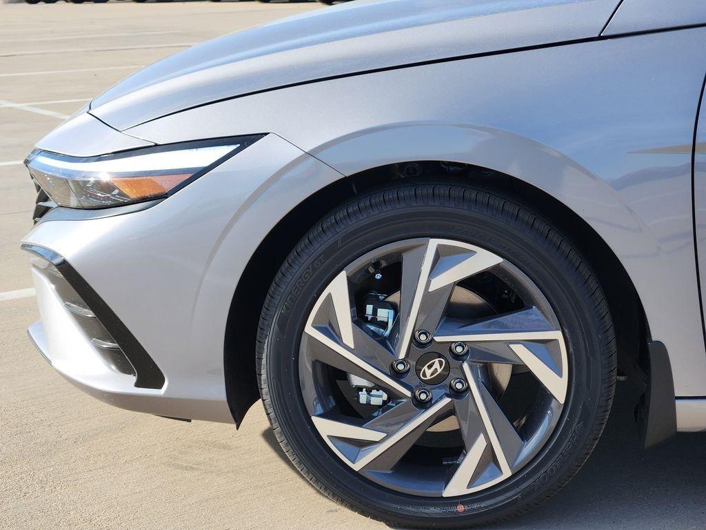 2026 Hyundai Elantra Limited - Photo 5