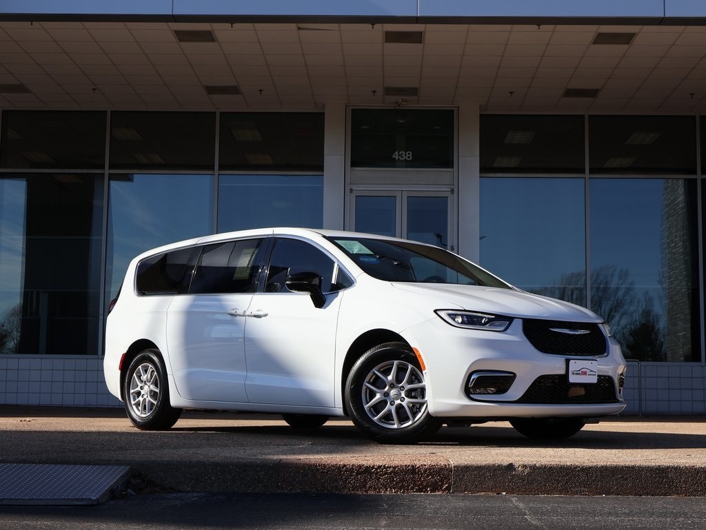 2026 Chrysler Pacifica Select's photo