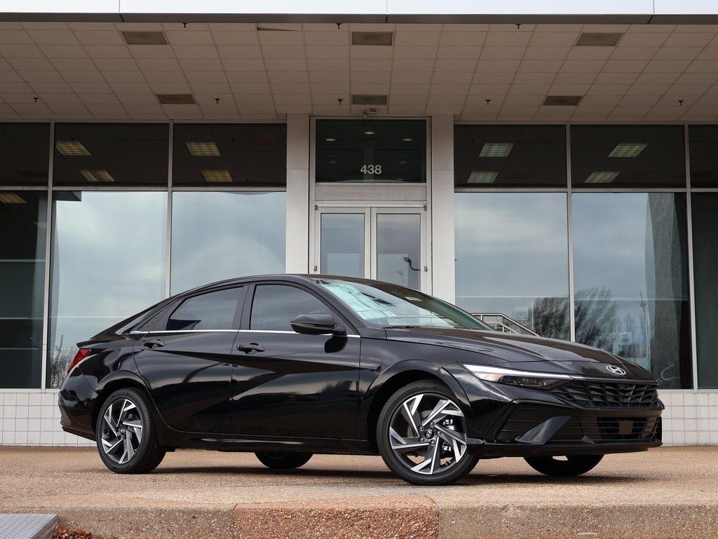 2025 Hyundai Elantra Limited's photo