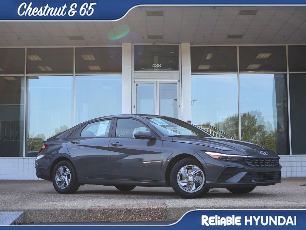 2024 Hyundai Elantra SE - Photo 2