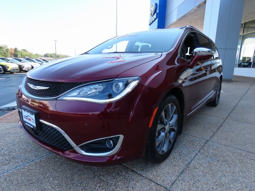 Used 2018 Chrysler Pacifica Limited with VIN 2C4RC1GG8JR171710 for sale in Springfield, MO