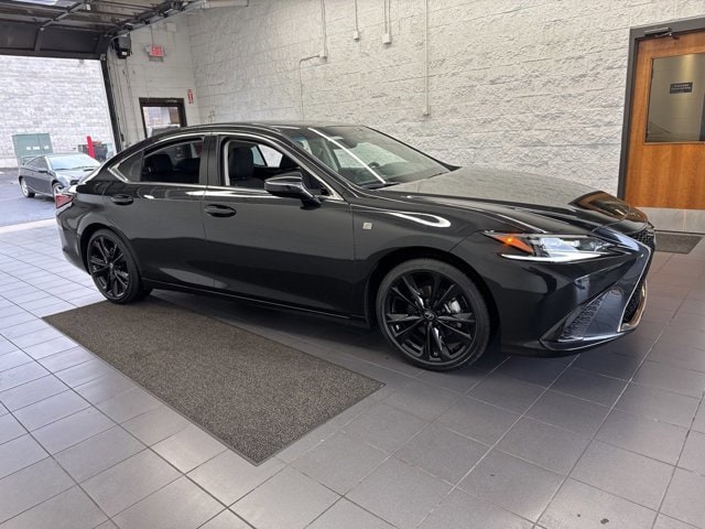 2025 Lexus ES Hybrid 300h's photo