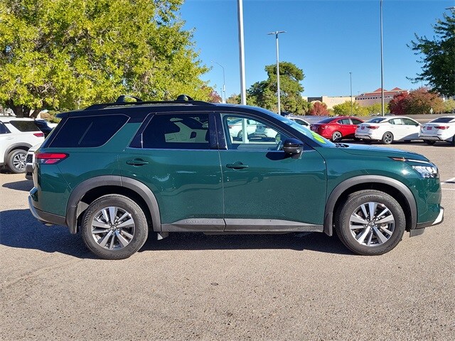 2024 Nissan Pathfinder SL photo 3