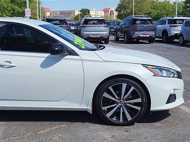 2021 Nissan Altima SR photo 2