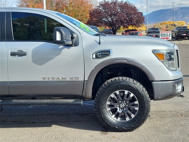 2017 Nissan Titan PRO-4X photo 2