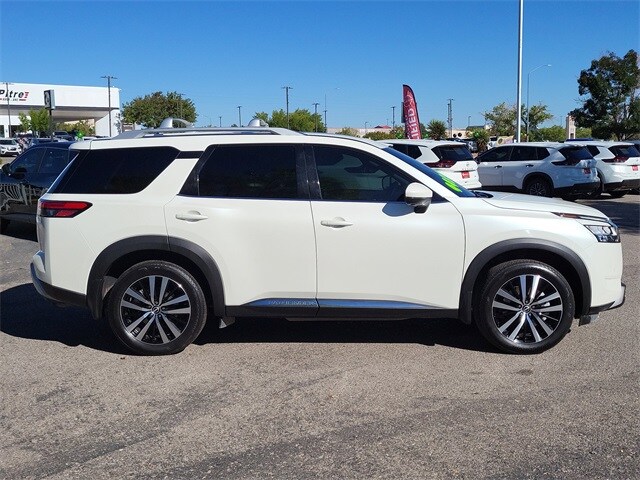 2024 Nissan Pathfinder Platinum photo 3