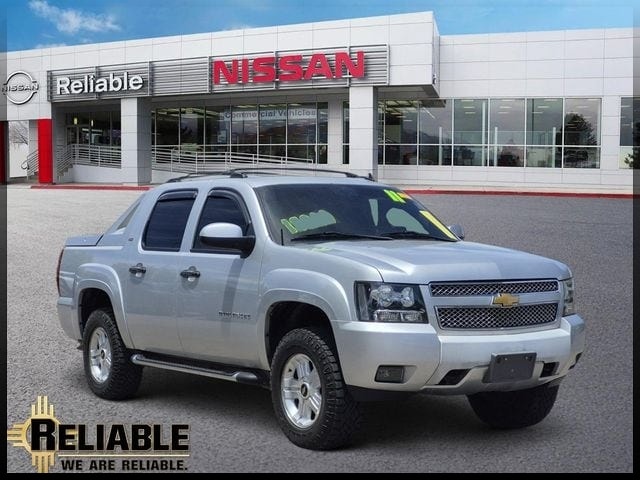 Sheer Silver Metallic 2011 Chevrolet Avalanche Pickup Truck Four-Wheel Drive 6-Speed Automatic