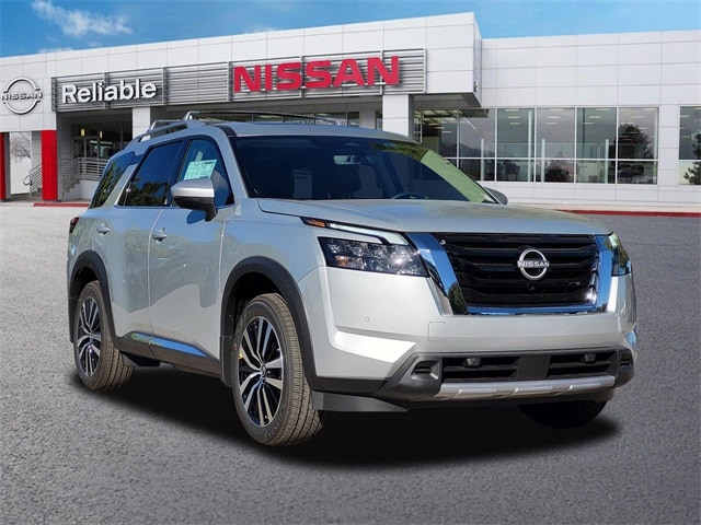 2025 Nissan Pathfinder Platinum's photo