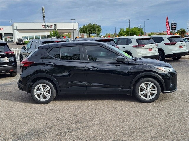 2021 Nissan Kicks S photo 2