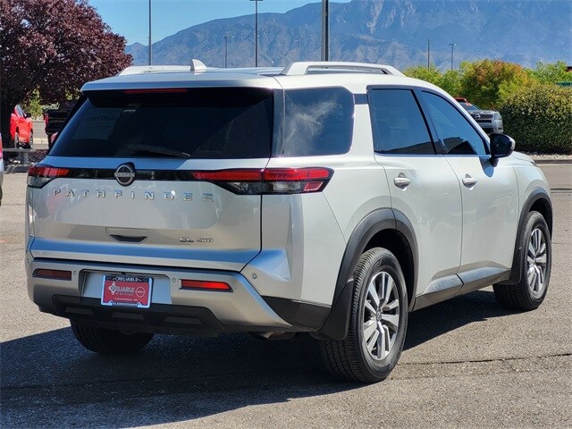 2023 Nissan Pathfinder SL photo 3