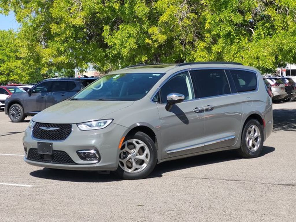 Used 2023 Chrysler Pacifica Limited Minivan/Van