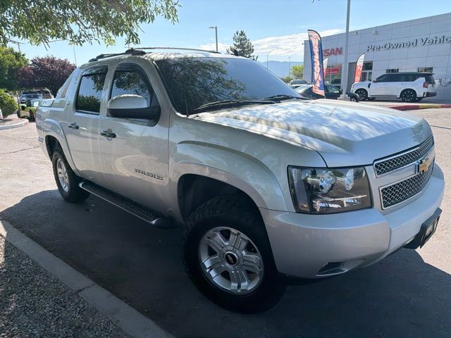 Sheer Silver Metallic 2011 Chevrolet Avalanche Pickup Truck Four-Wheel Drive 6-Speed Automatic