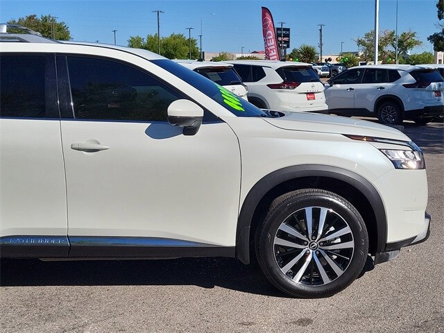 2024 Nissan Pathfinder Platinum photo 2
