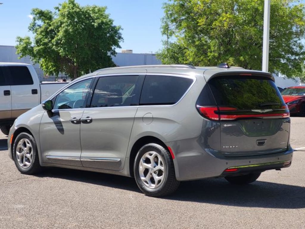 Used 2023 Chrysler Pacifica Limited Minivan/Van