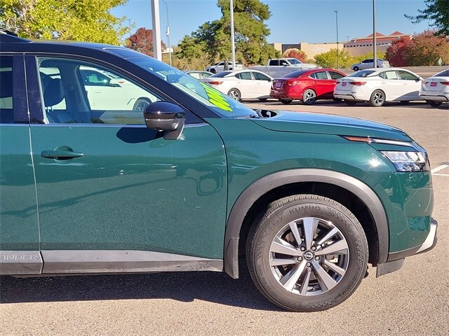 2024 Nissan Pathfinder SL photo 2