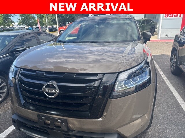2023 Nissan Pathfinder Platinum photo 2
