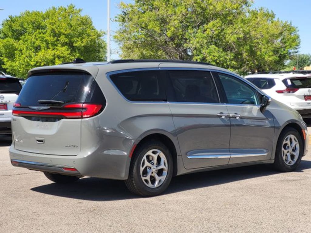 Used 2023 Chrysler Pacifica Limited Minivan/Van