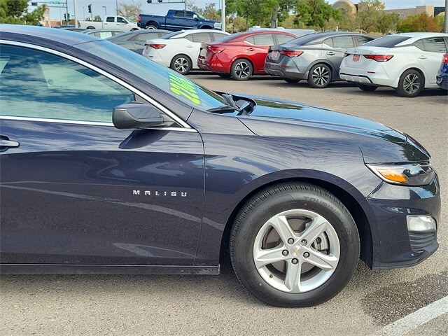 2023 Chevrolet Malibu 1LT photo 2
